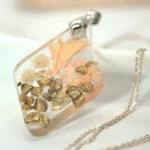 Naszyjnik z płatkami goździków