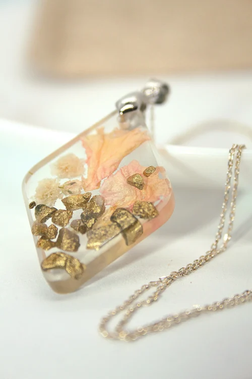 Naszyjnik z płatkami goździków