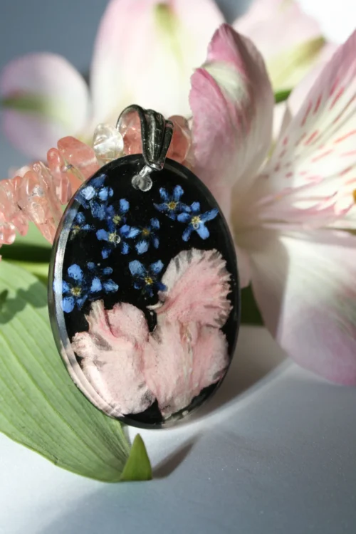 Naszyjnik: goździki i niezapominajki