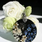 Naszyjnik: niezapominajki, kwiaty akacji i nasiona dmuchawca