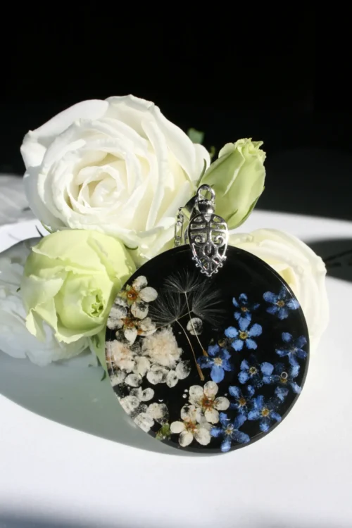 Naszyjnik: niezapominajki, kwiaty akacji i nasiona dmuchawca