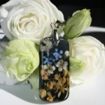 Naszyjnik: niezapominajki, kwiaty mahonii i akacji