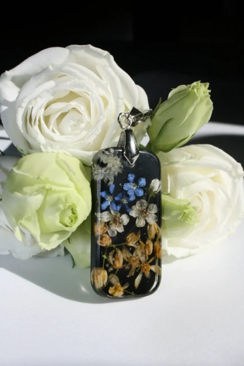 Naszyjnik: niezapominajki, kwiaty mahonii i akacji