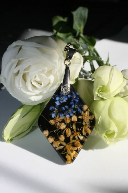 Naszyjnik: niezapominajki i mahonia