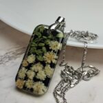 Naszyjnik z gipsówką i trawą