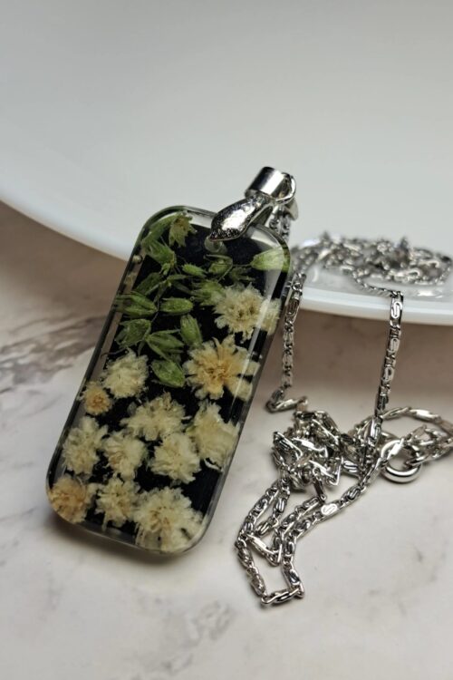 Naszyjnik z gipsówką i trawą