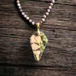 Naszyjnik z płatkami goździków i kamieniami jaspisu