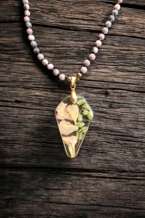 Naszyjnik z płatkami goździków i kamieniami jaspisu