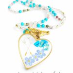 Naszyjnik z kamieni naturalnych z niezapominajkami i dmuchawcem