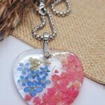Naszyjnik z gipsówką i niezapominajkami