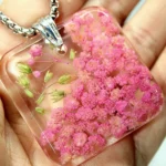 Naszyjnik z kwiatami gipsówki