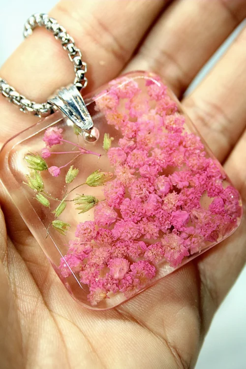 Naszyjnik z kwiatami gipsówki