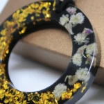 Naszyjnik z kwiatami gipsówki i "złotkiem"