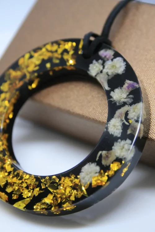 Naszyjnik z kwiatami gipsówki i "złotkiem"