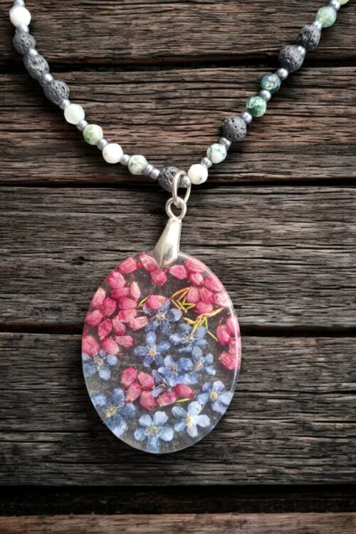 Naszyjnik z kamieni naturalnych z wrzosem i niezapominajkami