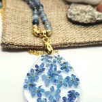 Naszyjnik z kamieni naturalnych chalcedonu z niezapominajkami
