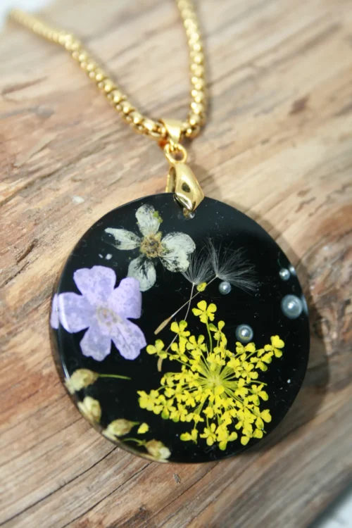 Naszyjnik z kwiatami dzikiej marchwi