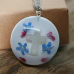 Naszyjnik z niezapominajkami, wrzosem i krzyżykiem