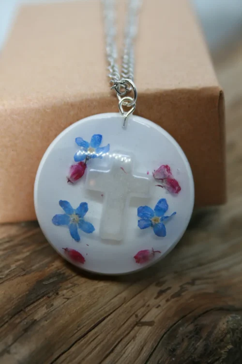 Naszyjnik z niezapominajkami, wrzosem i krzyżykiem