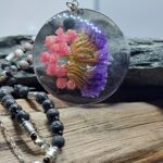 Naszyjnik z kamieni naturalnych z kwiatami