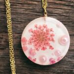 Naszyjnik z kwiatem dzikiej marchwi