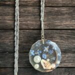 Naszyjnik z niezapominajkami i muszelką