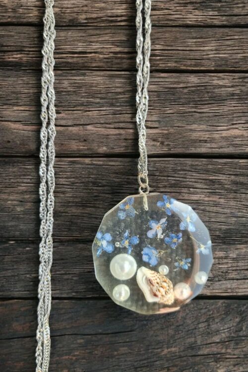 Naszyjnik z niezapominajkami i muszelką