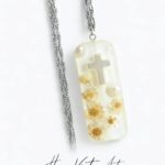 Naszyjnik z białymi kwiatkami i krzyżykiem