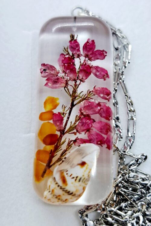 Naszyjnik z wrzosem, muszelką i bursztynem