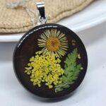 Naszyjnik z chryzantemą i dziką marchwią