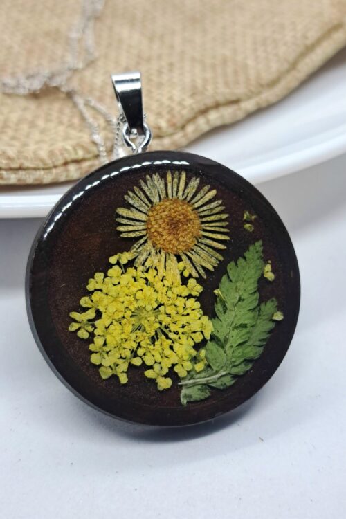 Naszyjnik z chryzantemą i dziką marchwią