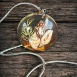 Naszyjnik z muszelkami, bursztynem i mchem