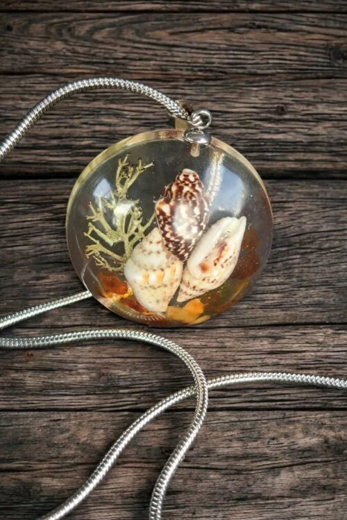 Naszyjnik z muszelkami, bursztynem i mchem