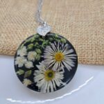 Naszyjnik i prawdziwe stokrotki