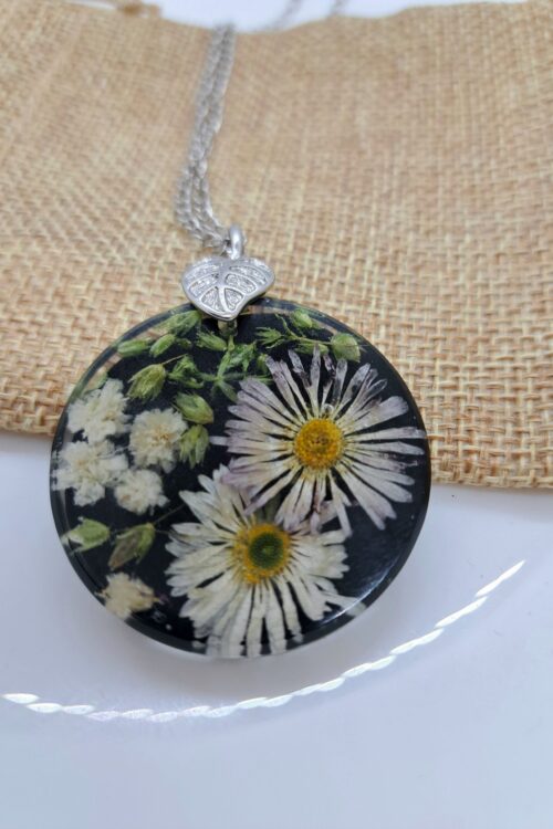 Naszyjnik i prawdziwe stokrotki