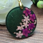 Naszyjnik z suszonymi płatkami kwiatów