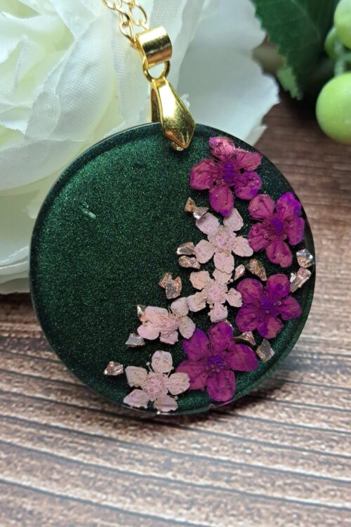 Naszyjnik z suszonymi płatkami kwiatów