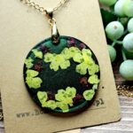 Naszyjnik z suszonymi płatkami kwiatów