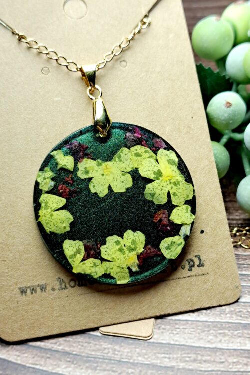 Naszyjnik z suszonymi płatkami kwiatów