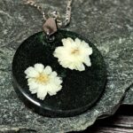 Naszyjnik z suszonymi kwiatkami