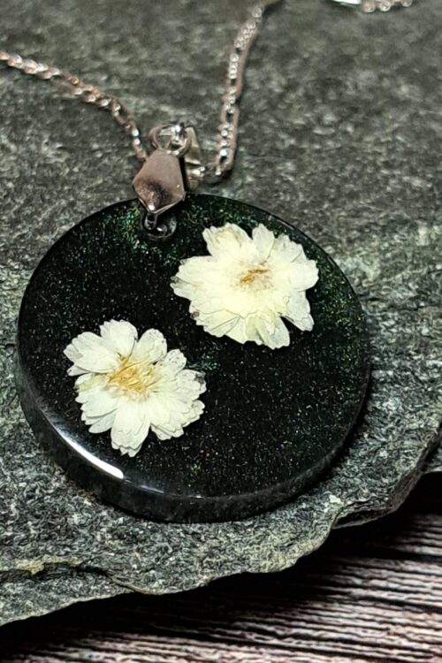 Naszyjnik z suszonymi kwiatkami