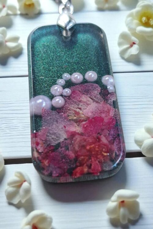 Naszyjnik z płatkami róży