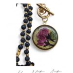 Krótki naszyjnik z kamieni lawy wulkanicznej z kwiatami wiśni.