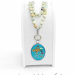 Wisior z amazonitu z zawieszką z kwiatami.