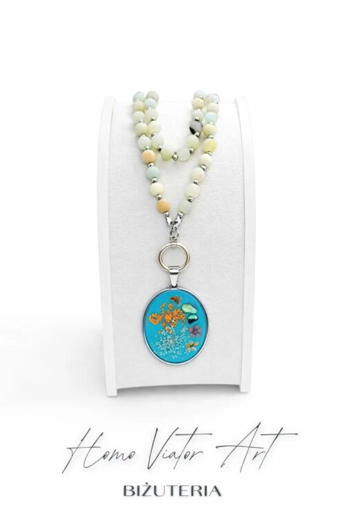 Wisior z amazonitu z zawieszką z kwiatami.