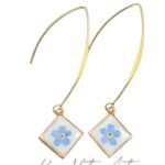 Kolczyki z niezapominajką – złote bigle, kwadratowe zawieszki