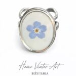 Pierścionek z niezapominajką – stal szlachetna