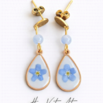 Kolczyki z niezapominajkami w żywicy – złote wykończenie