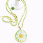 Komplet z margaretką - naszyjnik i sztyfty