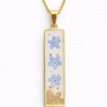 Naszyjnik z niezapominajkami i płatkami złota